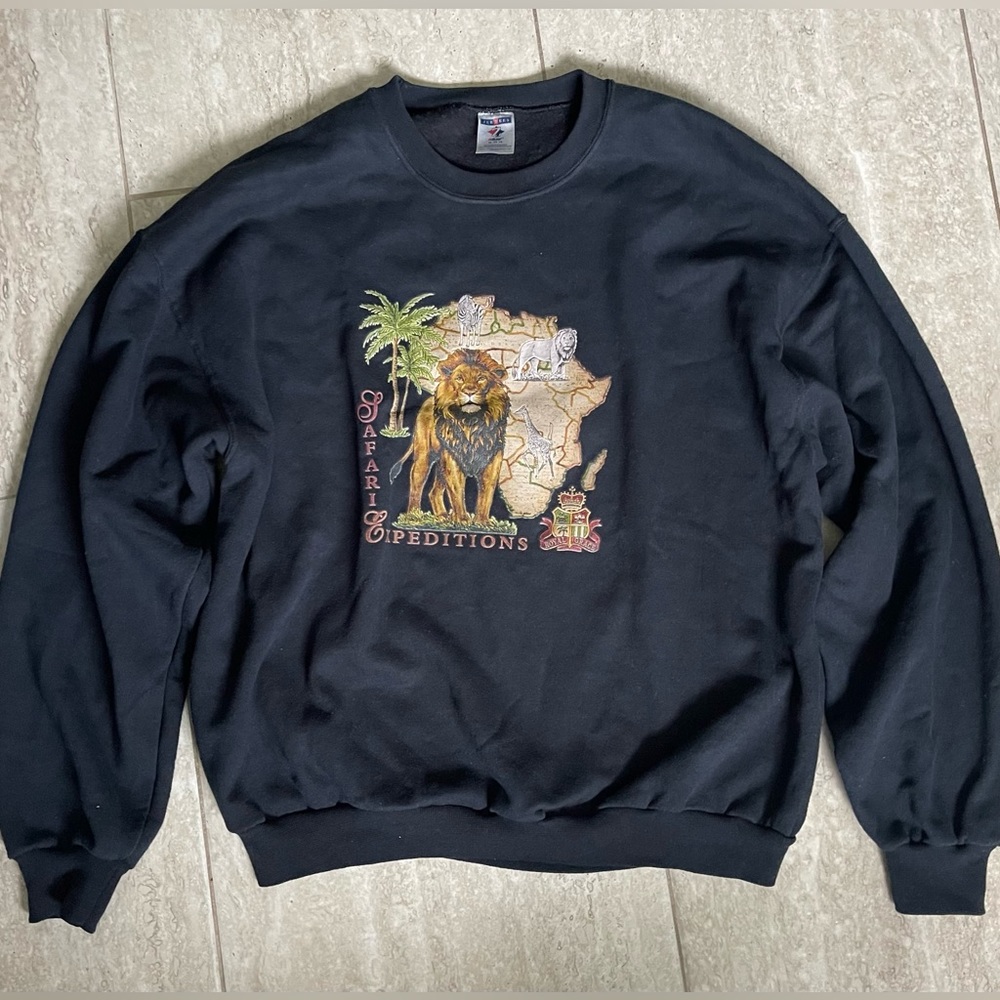 90’s vintage Jerzees crewneck with rare royal safari art detail. Extremely soft